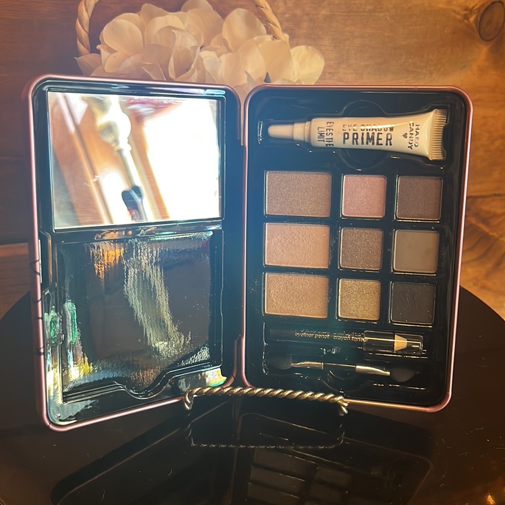 Hard Candy SASSY EYES Sultry Eyeshadow Palette NEW IN TIN - Picture 2 of 7